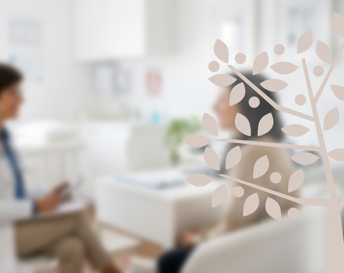 Consulta médica na Clínica Aura Plena, com a árvore da marca sobreposta