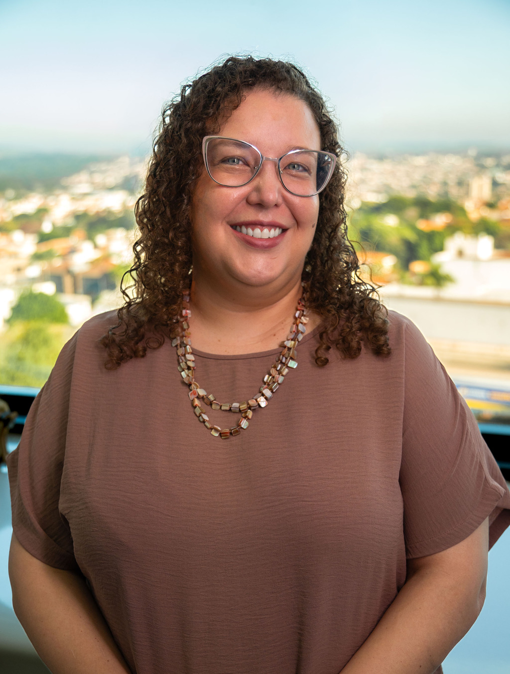 Retrato da Dra. Eneida Heleno, endocrinologista da Clínica Aura Plena